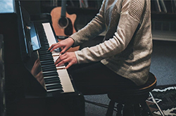 成人弹钢琴应该学流行还是学古典？